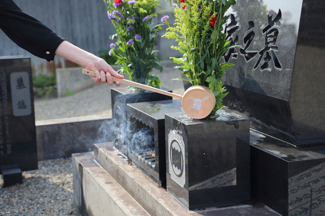 納骨の方法（ご遺骨の納め方）