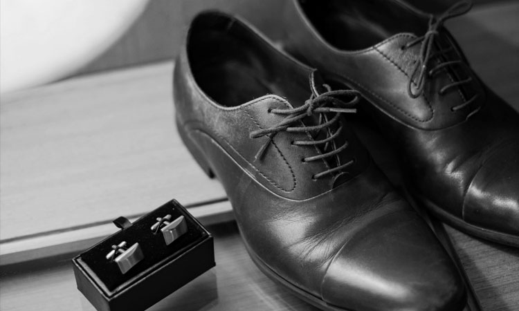 お葬式では「靴の忘れ物」と「靴底（ソール）の加水分解」の確認も大切です